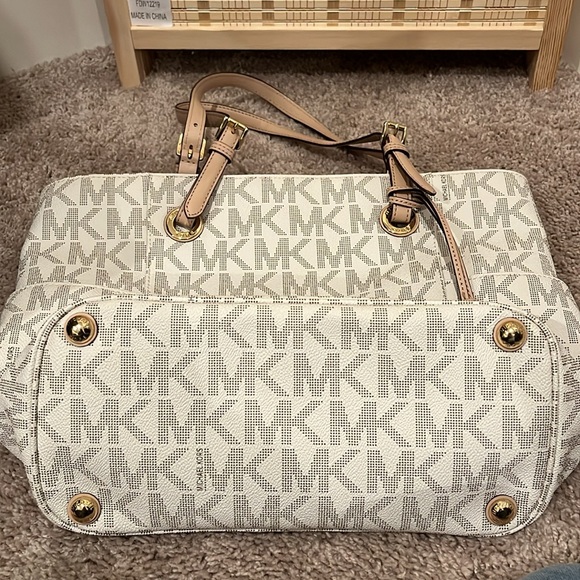 Sale! Michael Kors large jet set monogram tote - Picture 3 of 14